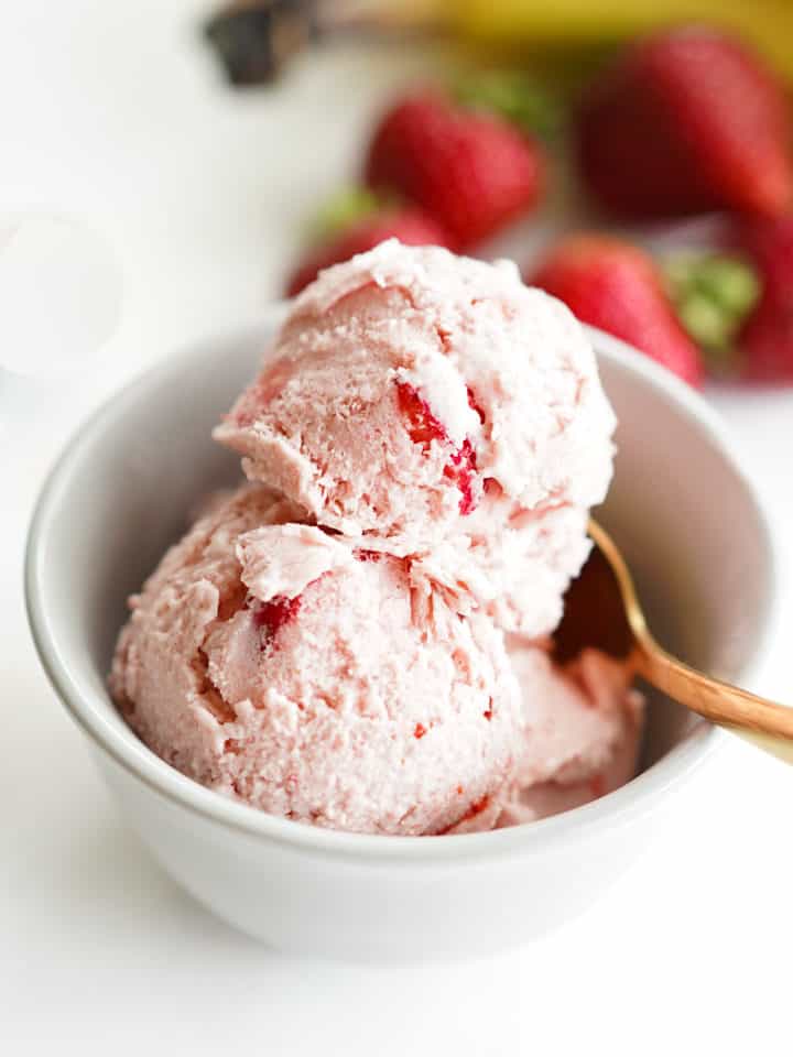 Bowl of strawberry ice cream i a bowl