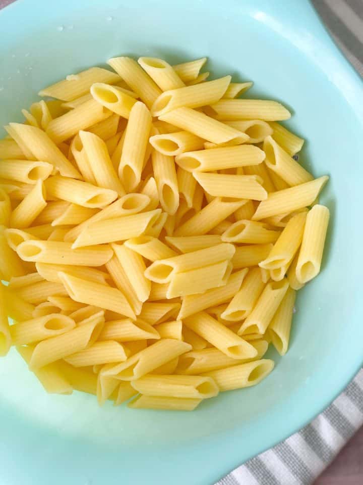 Bowl of cooked pasta 