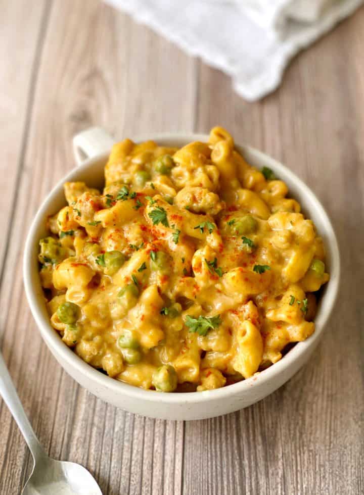 bowl of mac and cheese with garnish 