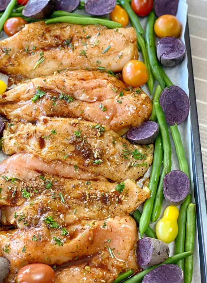 Baking sheet with chicken and vegetables 