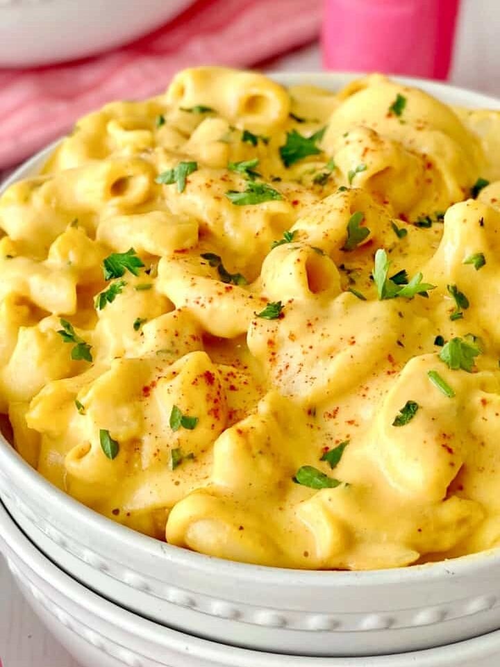 close up of vegan mac and cheese with parsley garnish