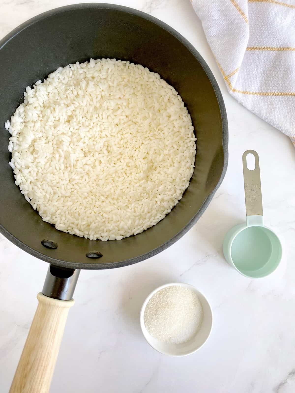 pot of rice with vinegar on side 