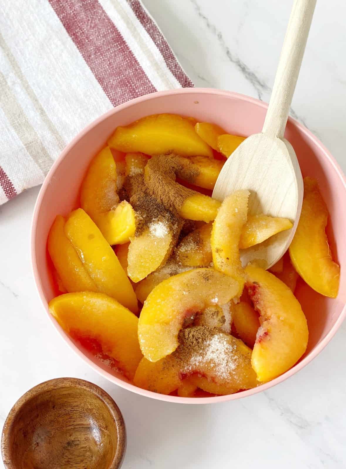 bowl of peaches with brown sugar and ciannmon spices
