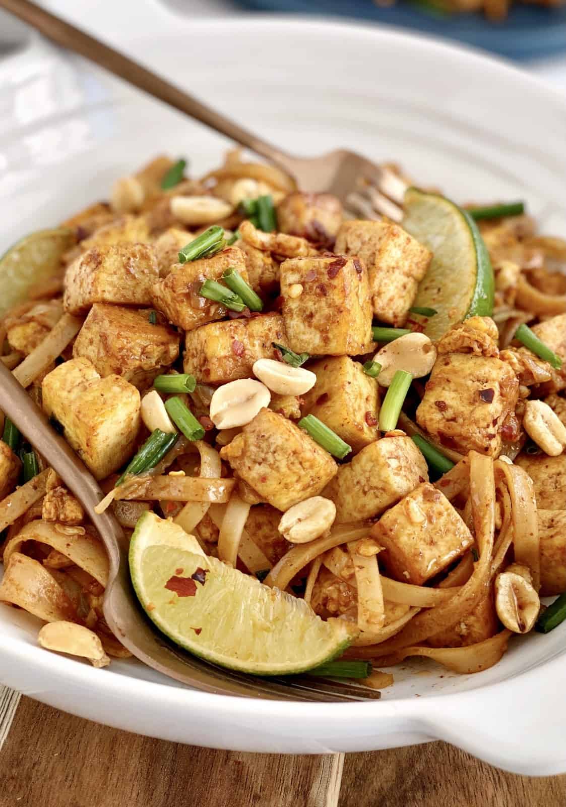 close up of pad thai with tofu in a bowl 