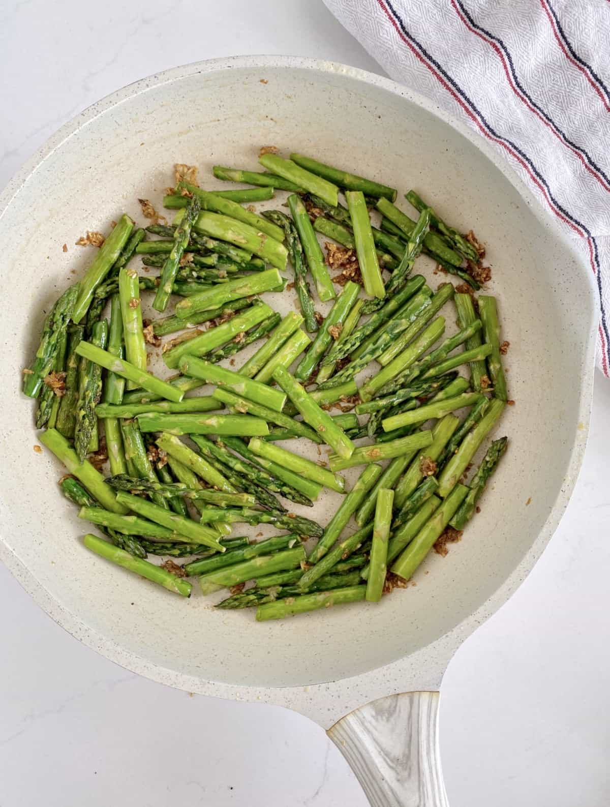 cooked asparagus in a pa 
