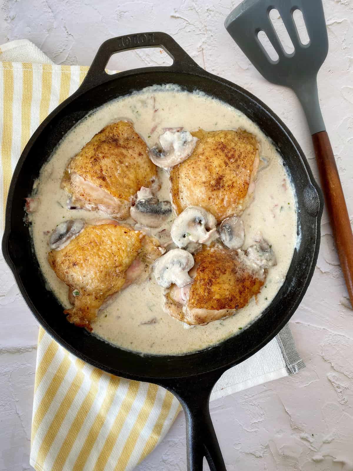 chicken in a pan of cream 