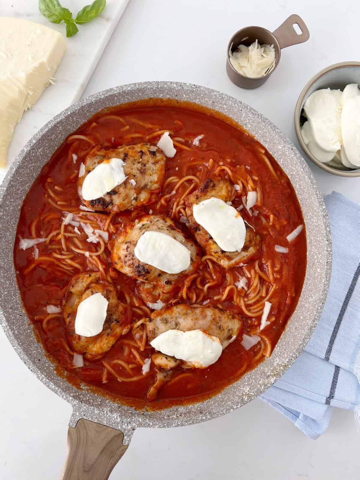 chicken with pasta in tomato sauce 