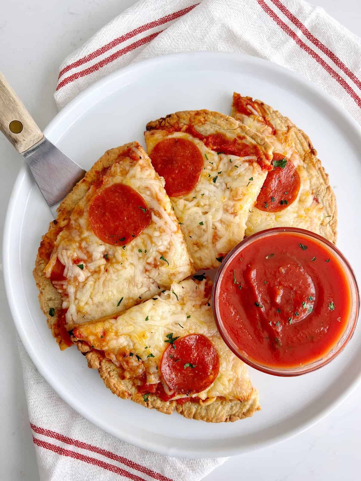cooked sliced pizza 