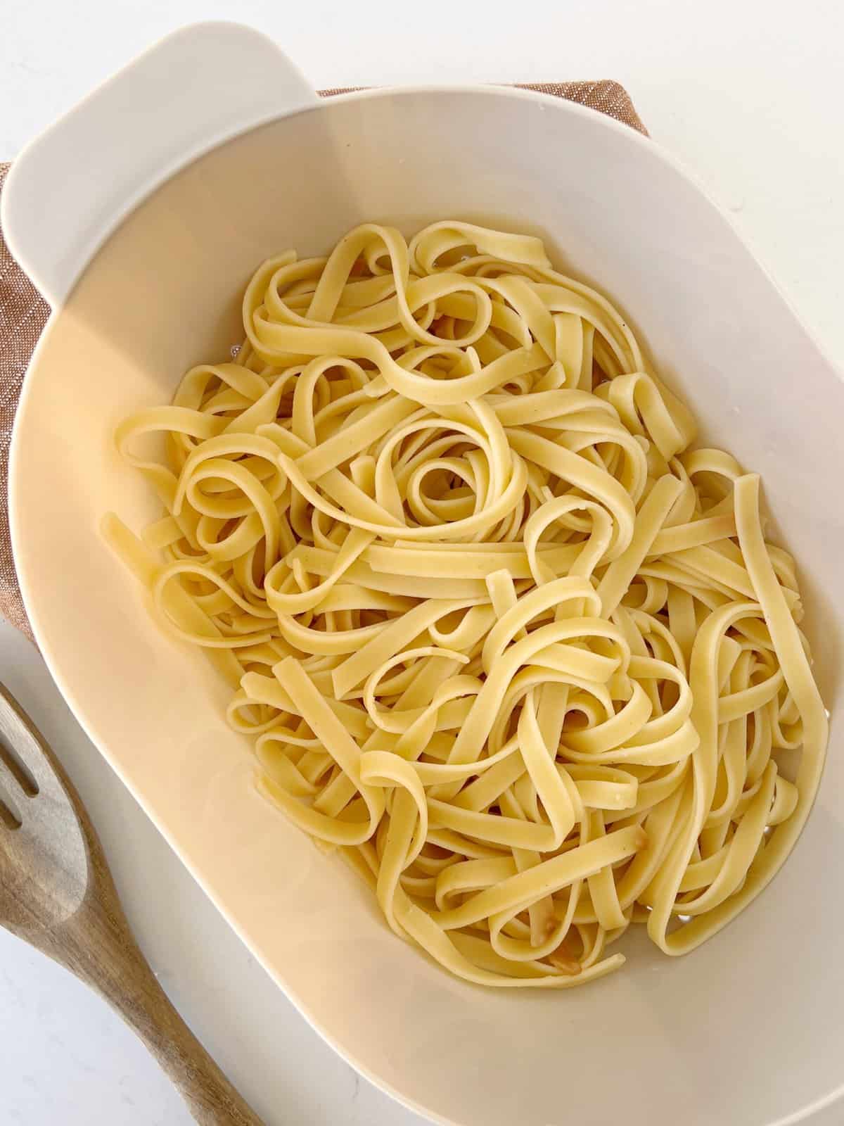 bowl of cooked plain pasta 