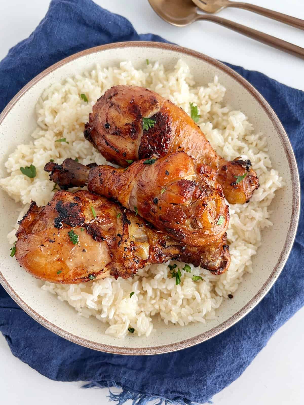 rice with chicken drumsticks on top 