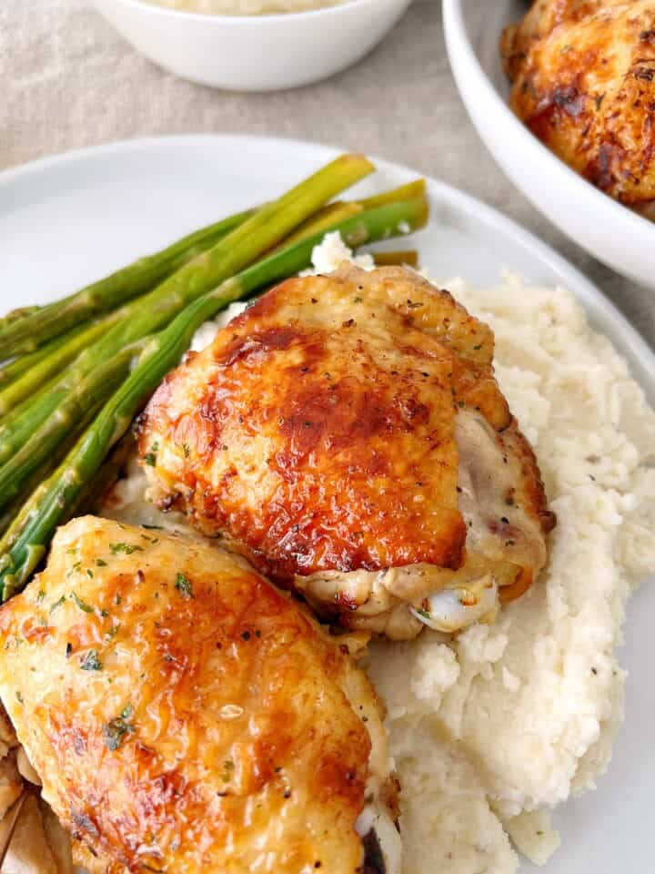 close up of chicken with mashed potatoes and green beans
