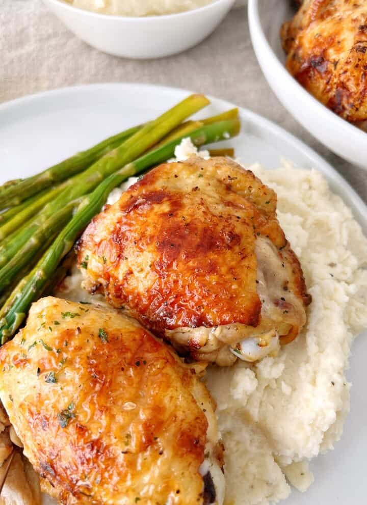 close up of chicken with mashed potatoes and green beans
